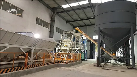Mobile wet batching plant for producing concrete
